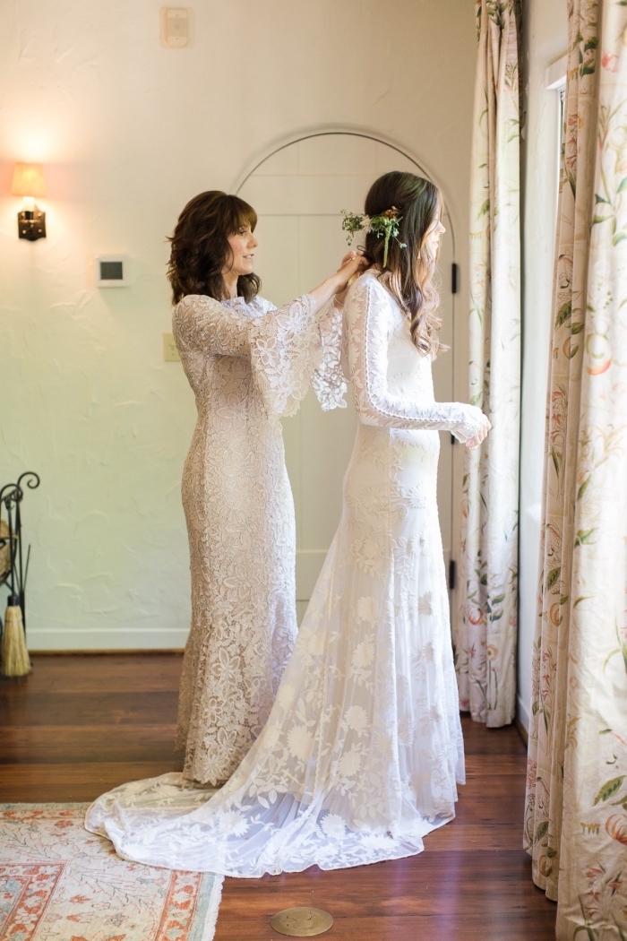 modèle de robe mere de la mariée longue en dentelle aux manches longues évasées qui s'assortit avec la robe bohème chic de la mariée
