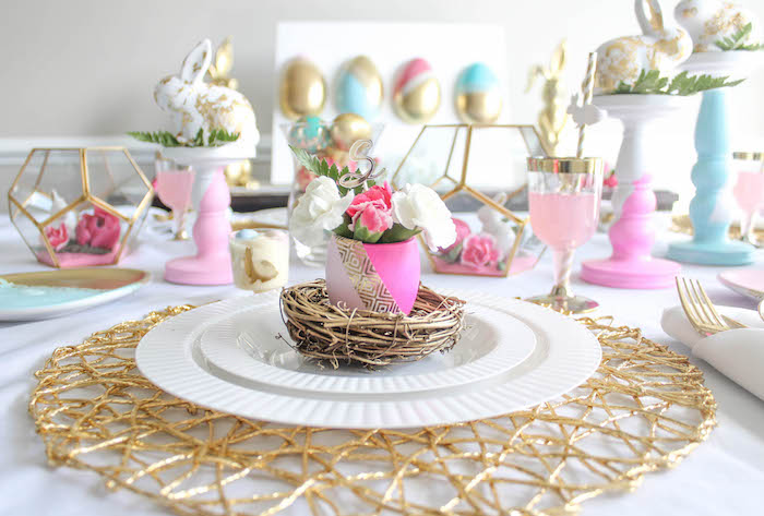 Comment décorer la table de paques moderne, deco rose et dore, printemps photo bon week end de paques, jolie image de pâques symboles