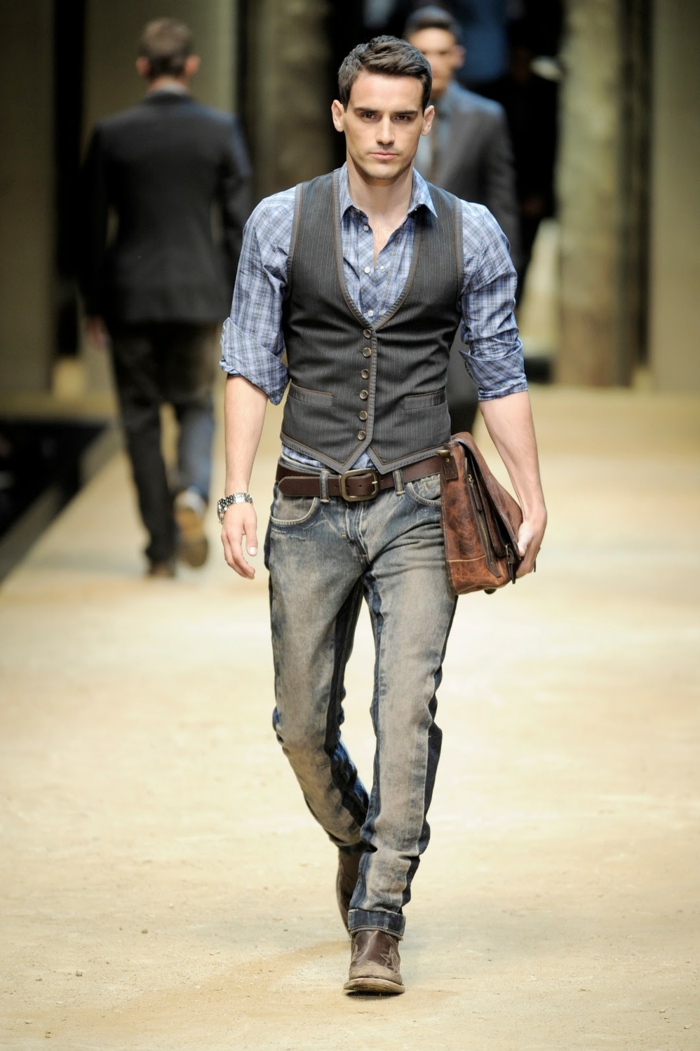 quels accessoires choisir pour un style vestimentaire homme d'affaire moderne, modèle de ceinture en cuir marron