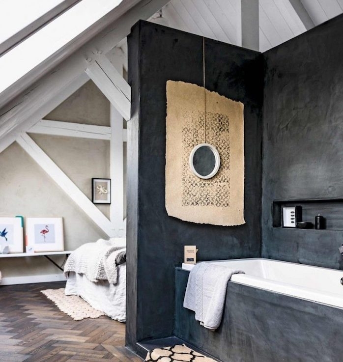 chambre avec salle de bain baignoire encastrée murs gris foncé avec niche murale, chambre mansardée à ossature apparente
