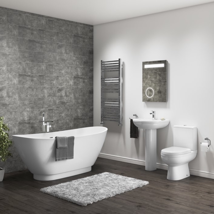 idée comment rénover une salle de bain blanche avec pan de mur en carreaux gris béton, modèle sèche-serviettes en métal