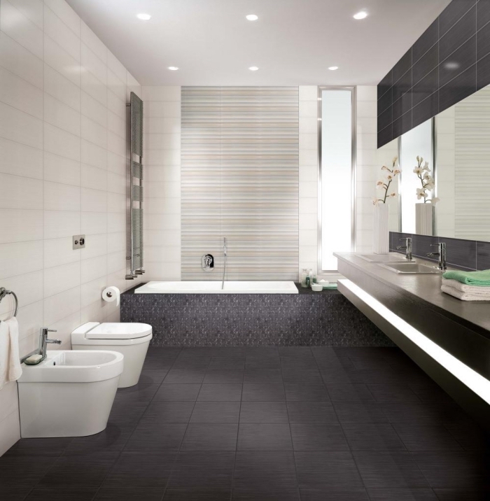 idée décoration salle de bain aux murs blancs avec plancher gris foncé, astuce comment agrandir petit espace avec miroirs
