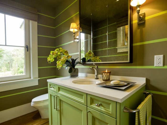 décoration de toilettes verte, vasque sous comptoir ronde, meuble vasque vert, deux appliques, miroir, fenêtre blanche