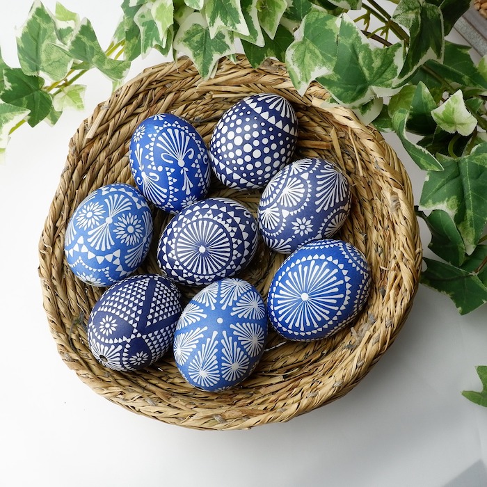 Oeufs bleus décorés à motifs, image de paques gratuit, image de pâques photo de printemps, basket d'oeufs de paques