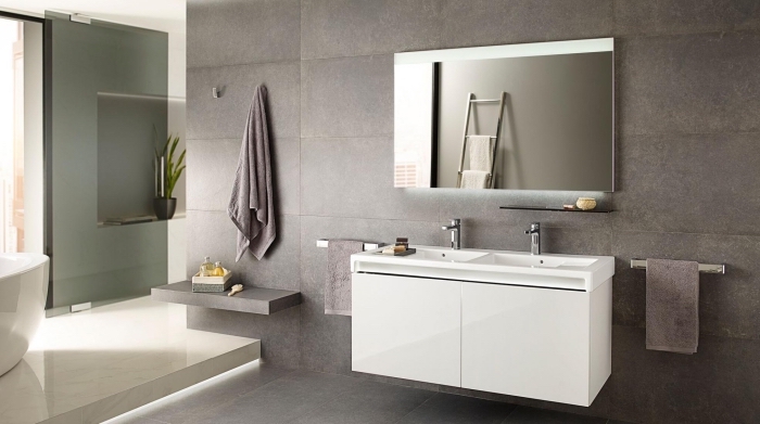 idée carrelage salle de bain de nuance grise, astuce gain place avec rangement ouvert, quelle couleur avec le gris