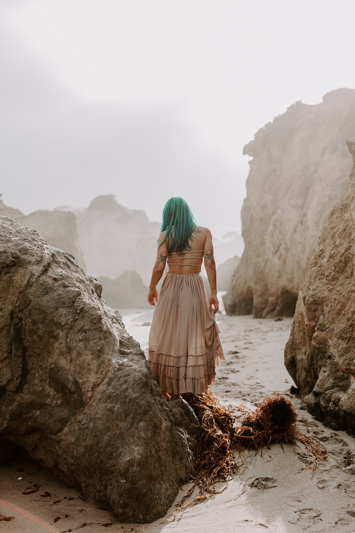 La magie de l'océan, photo sable et rochers, femme aux cheveux verts, image robe boheme longue, robe hippie chic dentelle style gitan 