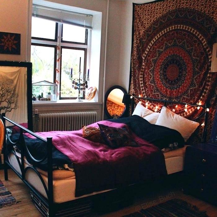 Originale décoration chambre à coucher tumblr inspiré, chambre adulte deco avec lit en fer double, écharpe décorative sur le mur