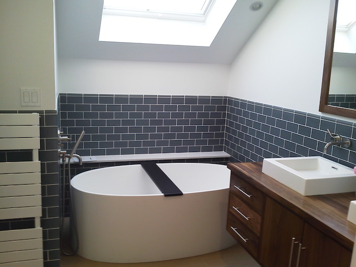 idee salle de bain en soubassement carrelage bleu de gris, baignoire blanche, meuble salle de bain bois marron avec vasque à poser
