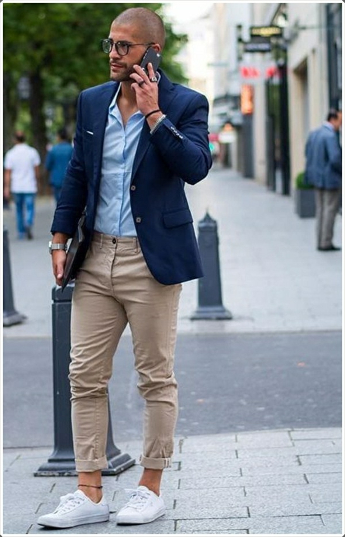 idée pour tenue d affaires décontractée homme, combiner un pantalon beige avec blazer en bleu foncé et baskets blancs