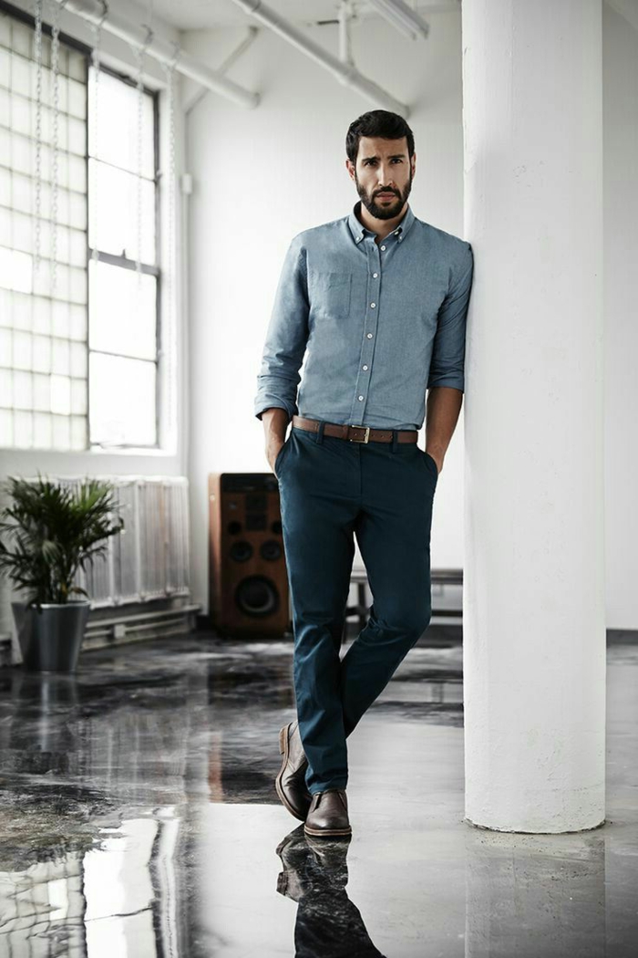 comment bien s habiller homme d'affaire moderne, exemple de pantalon slim bleu foncé combiné avec ceinture et chaussure en cuir marron