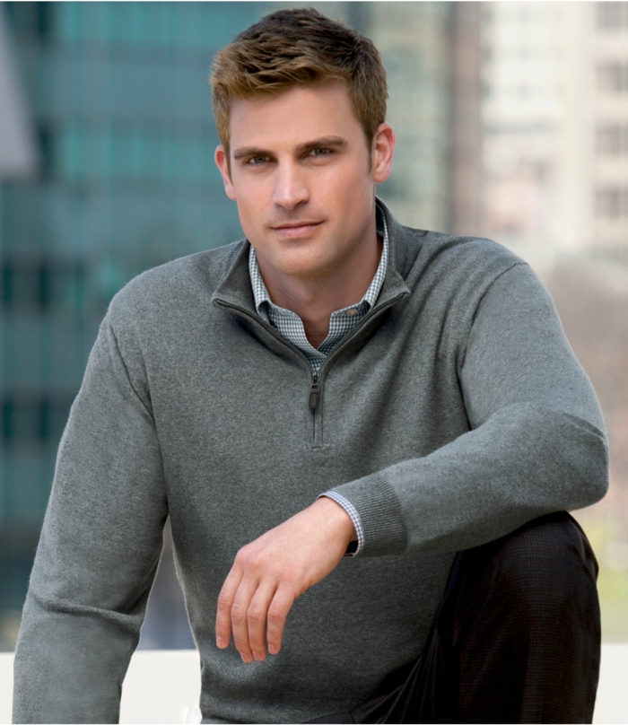 tendance de mode pour homme d'affaires moderne, exemple de tenue chic et décontracté professionnel avec blouse sportive grise et chemise