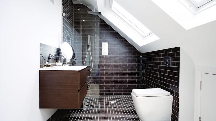 salle de bain noir et blanc avec meuble wengé, wc suspendu, douche italienne et murs blancs