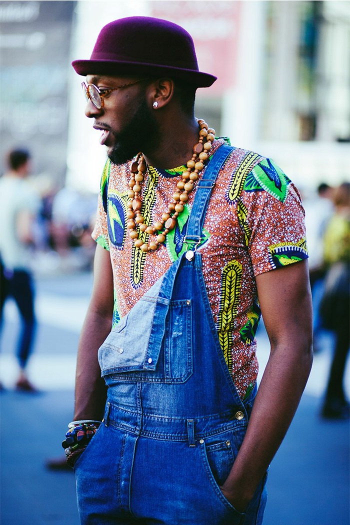 t-shirt en tissu coloré, chapeau feutre lilas, gros collier, tenue homme streetstyle, bracelets ethniques