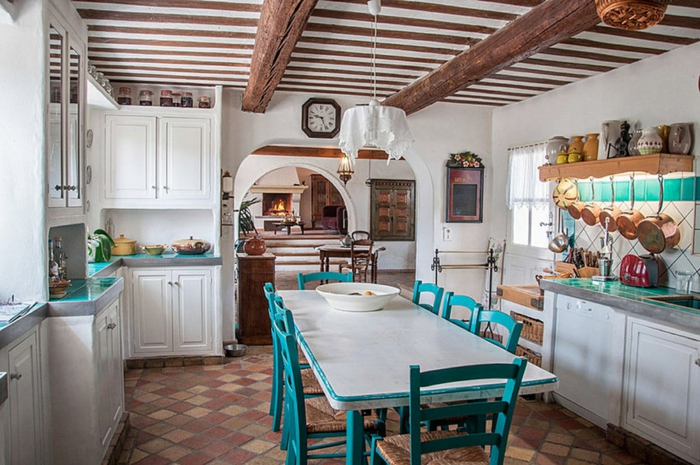 cuisine sympathique en bleu et blanc, casseroles cuivrées, sol carreaux rouges, photo cuisine vintage