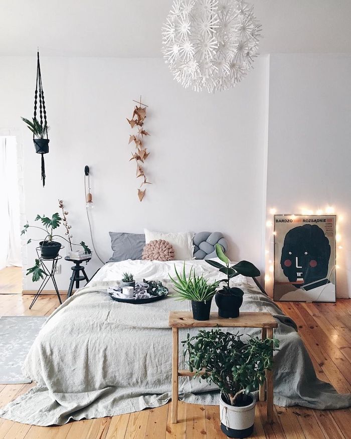Simplicité scandinave, table hipster en bois, aménagement chambre 10m2, décoration chambre à coucher plante verte