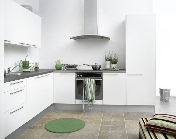 comment décorer une petite cuisine blanche avec comptoirs gris mate, plan de cuisine en L, idée quelle couleur avec le gris 