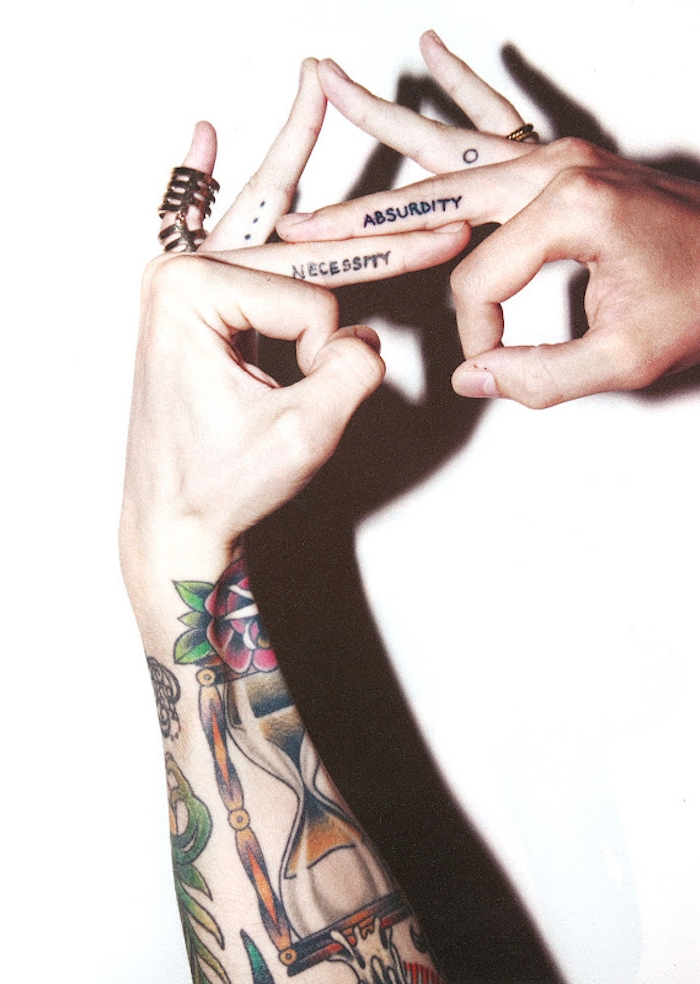 idée de tatouages de couple originaux qui s'assortissent, tattoos d'un mot sur les doigts d'une femme et d'un homme