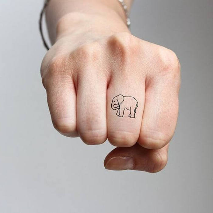 tatouage doigt femme au design subtil représentant un éléphant, tatouage phalange d'éléphant