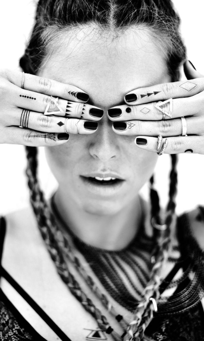 une multitude de motifs graphiques d'inspiration berbère tatoués sur les doigts, les plus beaux tatouage sur les doigts pour une femme