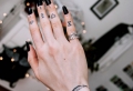 Tatouage doigt : plus de 70 motifs et leurs significations