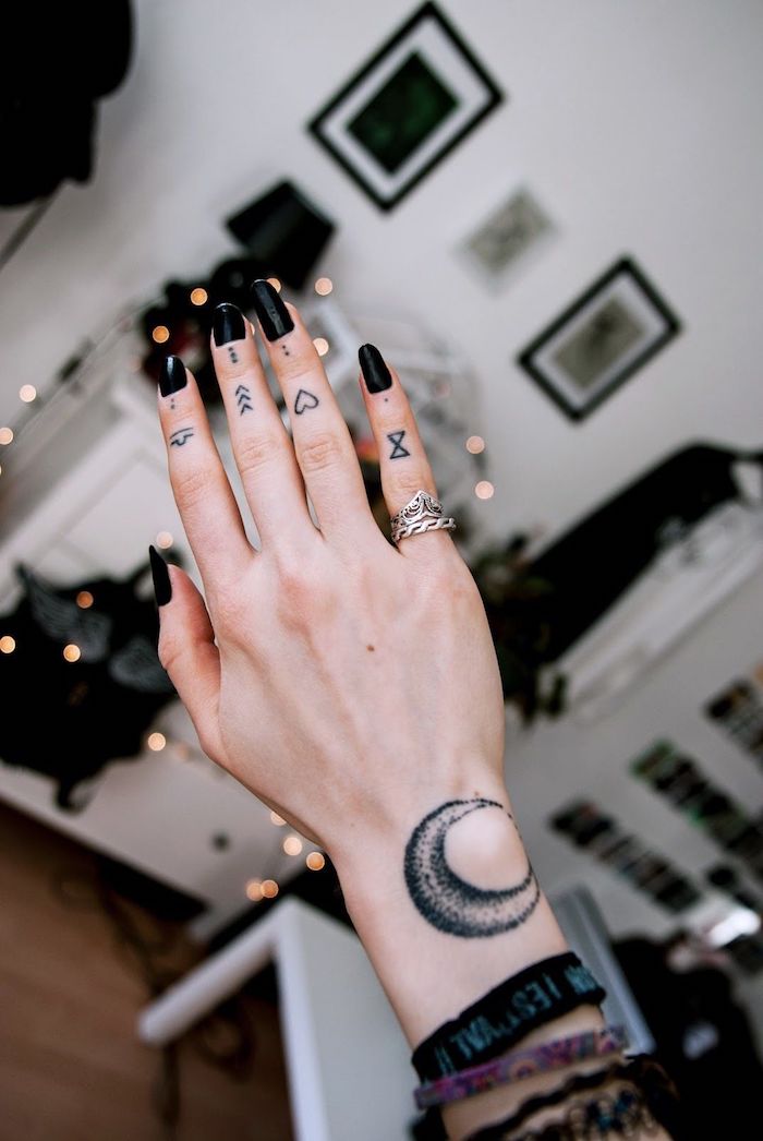 idée de tatouage sur les doigts au design minimaliste, des mini tattoos sur les quatre doigts représentant coeur, horloge à sable, flèche et symbole du signe astrologique 