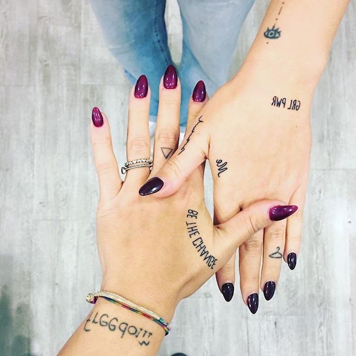 tattoo d'un mot sur les doigts d'un design simple et épuré, idée tattoo doigt pour femme