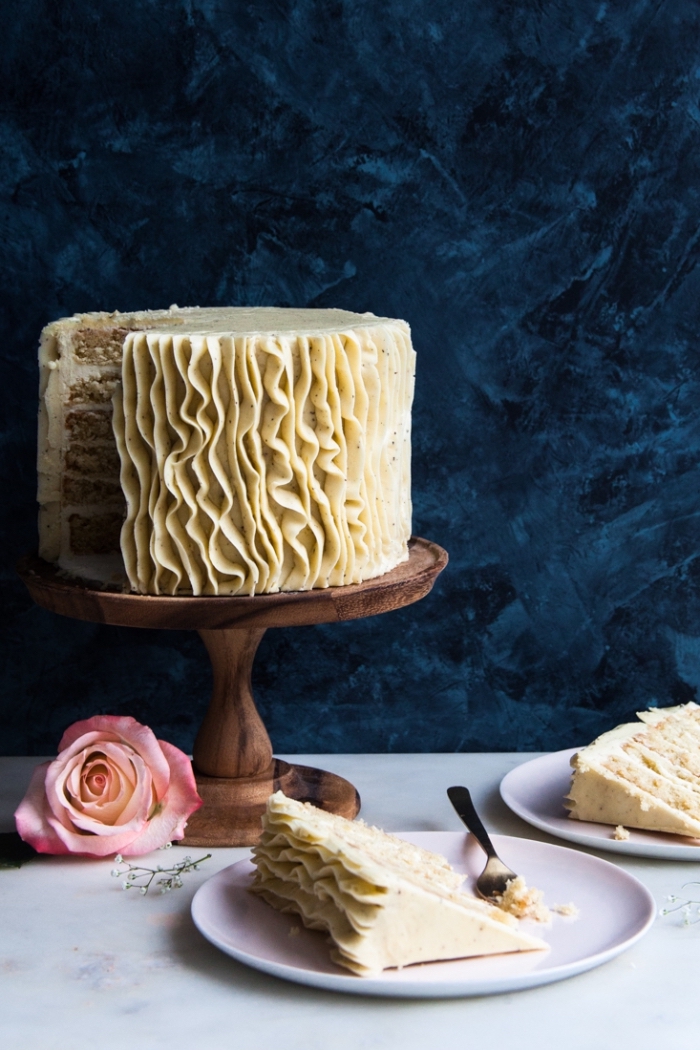 ruffle cake d'anniversaire au glaçage de crème beurre façon rubans déposé sur un présentoir en bois, gateau anniversaire simple et beau