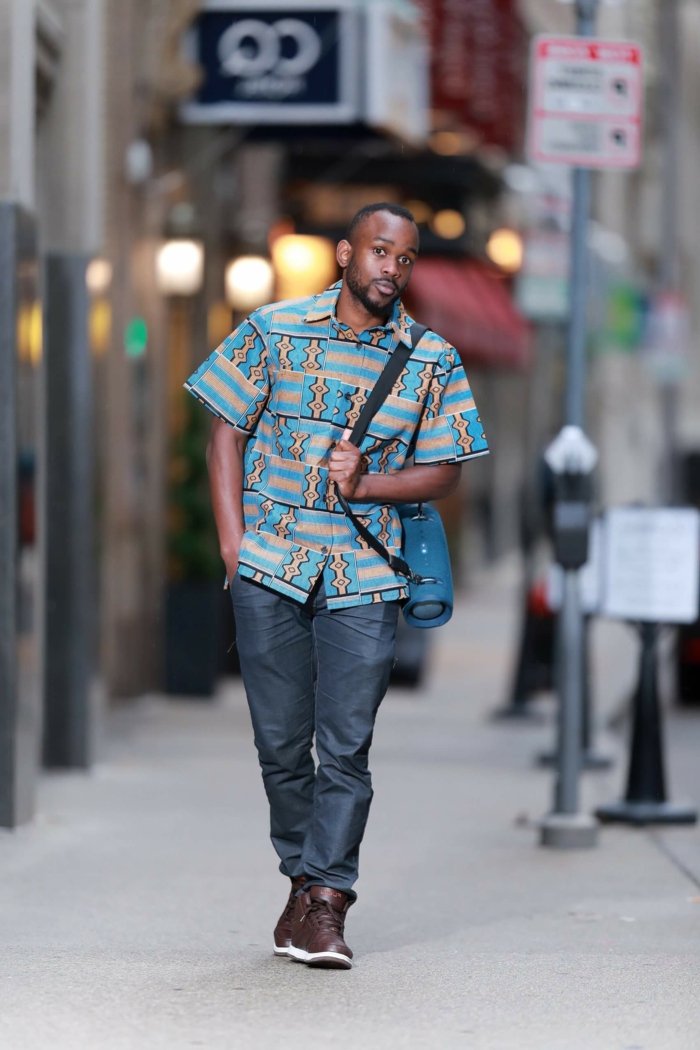 tenue africaine pour homme, pantalon gris, chemise aux motifs graphiques originaux, chaussures marrons