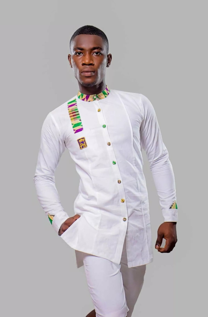 costume blanc aux imprimés ethniques, boutons colorés, motifs géométriques sybtiles en vert et lilas