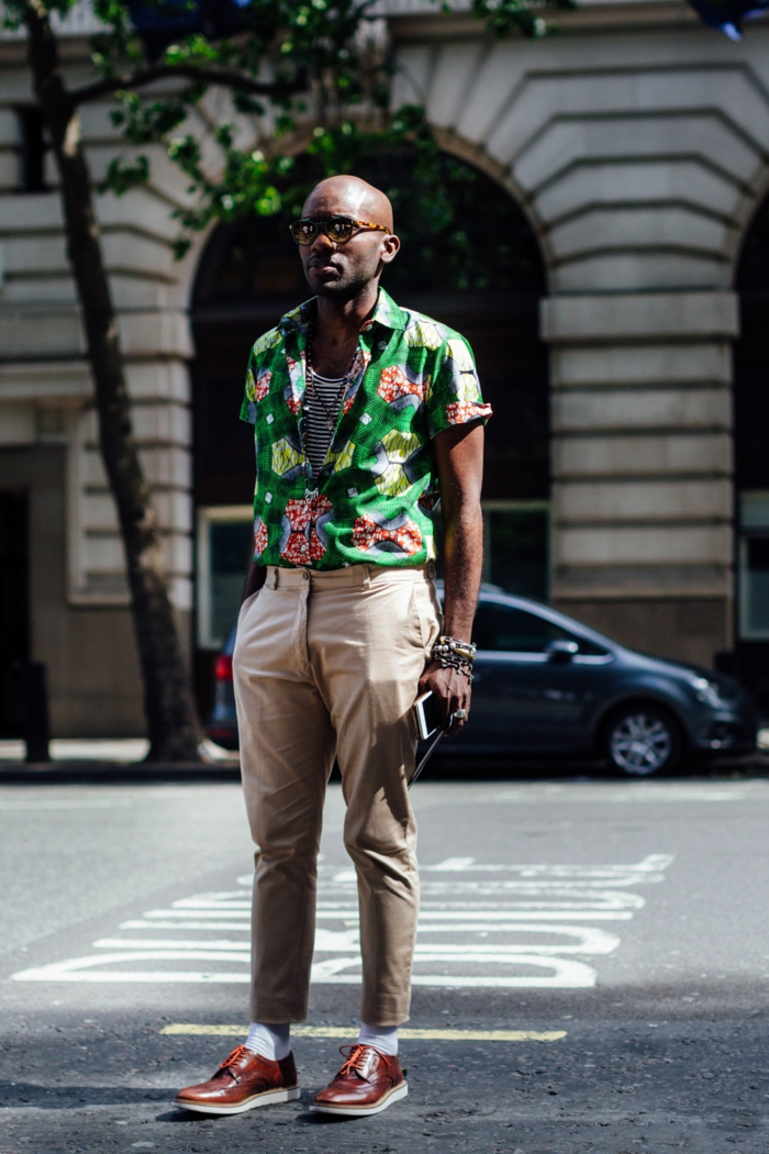 pantalon homme beige, vetement africain moderne, chemise verte aux taches colorées, chaussures en cuir marron