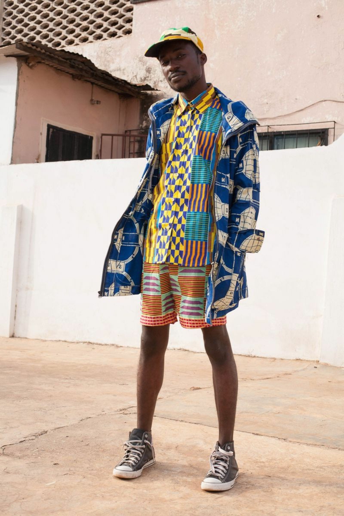 baskets noir et blanc, short bariolé, chemise aux motifs africains, chemise superposée, casquette couleurs joyeuses
