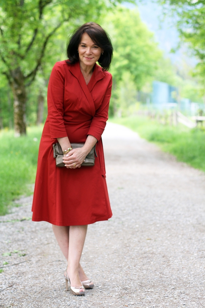 robe femme habille de 50 ans pour assister à un mariage, modèle de robe portefeuille rouge aux manches longues 