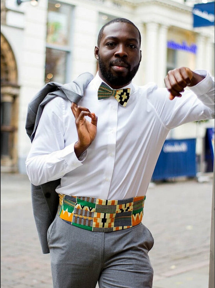 pantalon gris, chemise blanche, ceinture bariolée, noeud papillon, tenue homme africaine