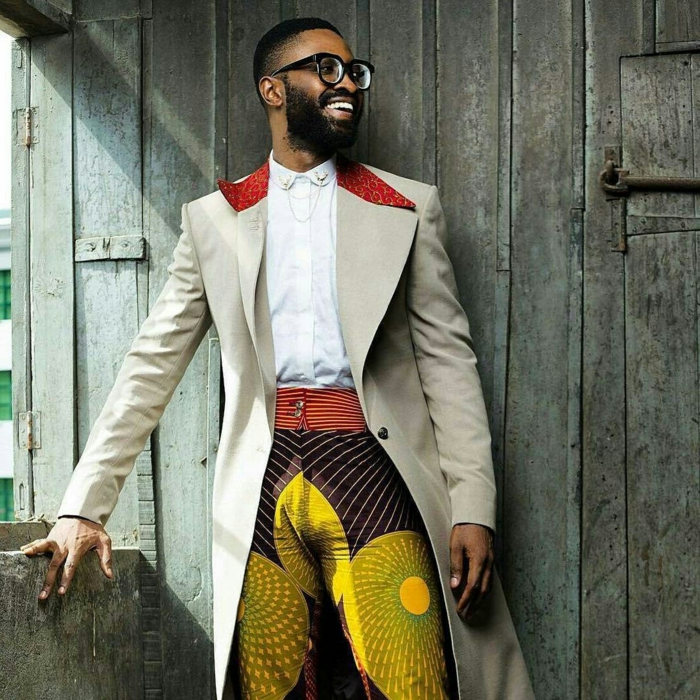 tenue africaine moderne, pantalon aux couleurs criardes, tenue pour homme exotique, veste beige, chemise blanche