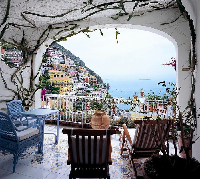 comment aménager une terrasse méditerranéenne avec des chaises et table bois er rotin et carrelage à motifs orientaux fleuris, deco florale
