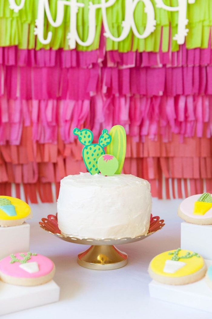 des cake-toppers cactus pour décorer un gateau anniversaire simple et beau sur le thème tropical