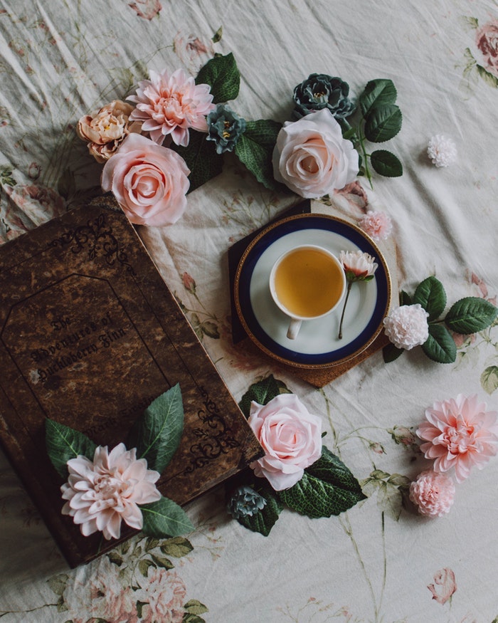 Boire de thé, lire un livre, s entourer de fleurs, bonne fete de paques, image de pâques belle photo pour fond d’écran, roses jolies sur un lit