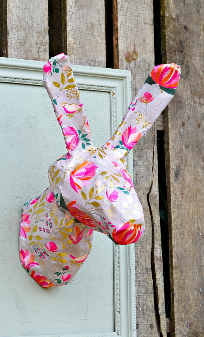 tête de lapin en papier mâché aux motifs colorés, bricolage de paques pour adultes