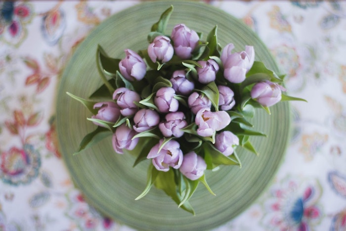 Tulips violets photo de haut, table avec jolie nappe en lin, belle image pour dire joyeuses fetes de paques, carte joyeuses pâques 