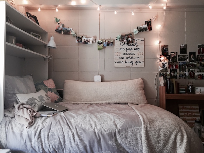 Guirlande lumineuse, lit double, étagère décoration photos, macbook gris, déco chambre ado fille