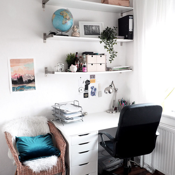 Globe lumineuse, chaise noir, esquisse watercolor, étagères rangement, coin bureau scandinave style
