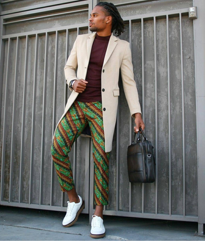homme africain, pantalon aux rayures diagonales, sneakers blancs, veste couleur crème, t-shirt burgundy