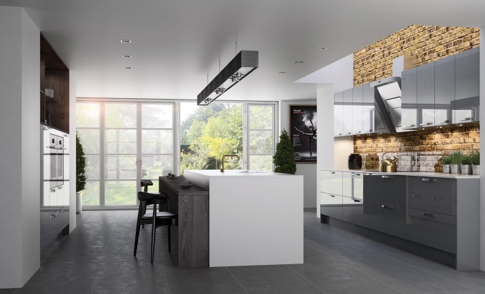 déco de cuisine blanche avec mur design briques aménagée avec armoires gris laqué et plan de travail blanc