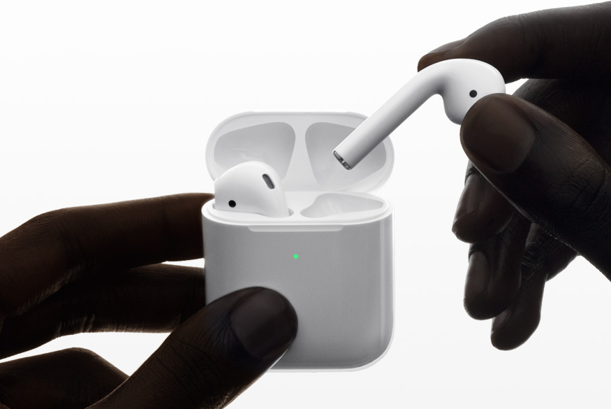 Les nouveaux écouteurs Apple AirPods sont vendus avec boitier de charge sans fil au prix de 229 euros