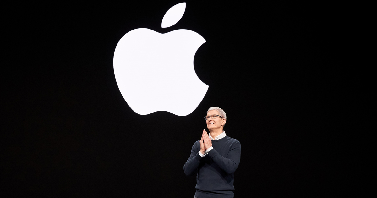 photo Tim Cook sur fond noir avec logo Apple pendant l'Apple Keynote 2019 avec la présentation de nouveaux produits de services comme TV plus ou News plus ou Arcade
