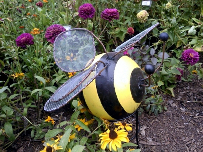 abeille improvisée, déco avec matériaux différents, boule en bois, fil métallique tordu