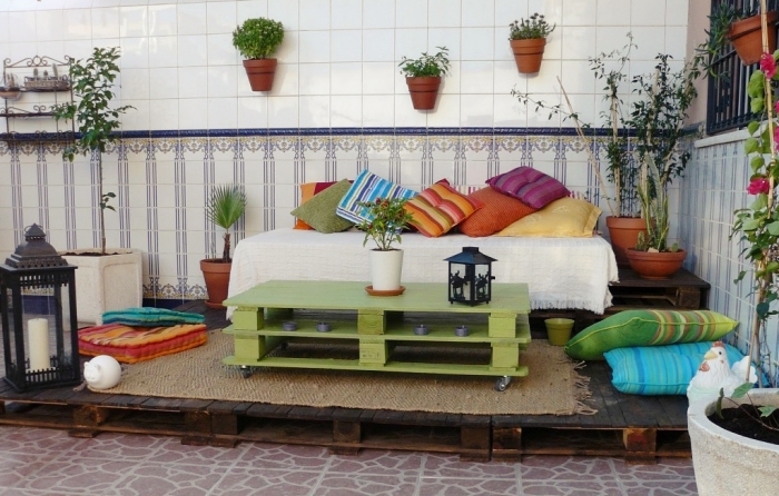 exemple décoration de terrasse ou jardin avec objets en couleurs, DIY meubles en palettes à réaliser soi-même