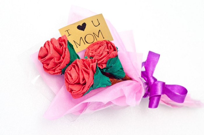 joli bouquet de roses en papier à offrir pour la fête des mères, comment faire des fleurs en papier pour réaliser un joli bouquet 