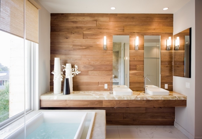 décoration salle de bain en blanc et bois, panneau mural salle de bain à effet bois, salle de bain avec double vasque