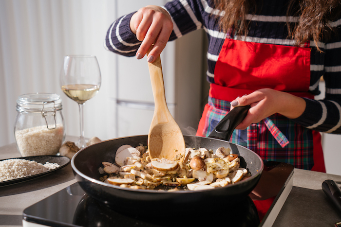 ajouter les champignons à la sauteuse, étape pour faire recette risotto facile et rapide